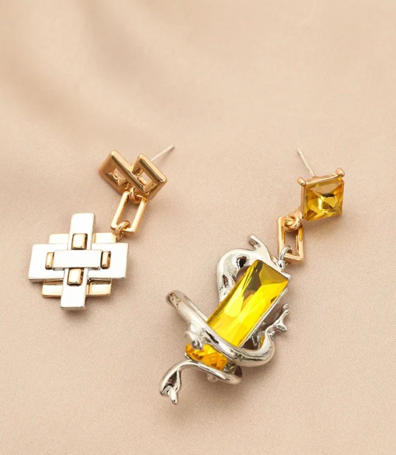 Zhong Li Genshin Impact Yellow Metal Earring