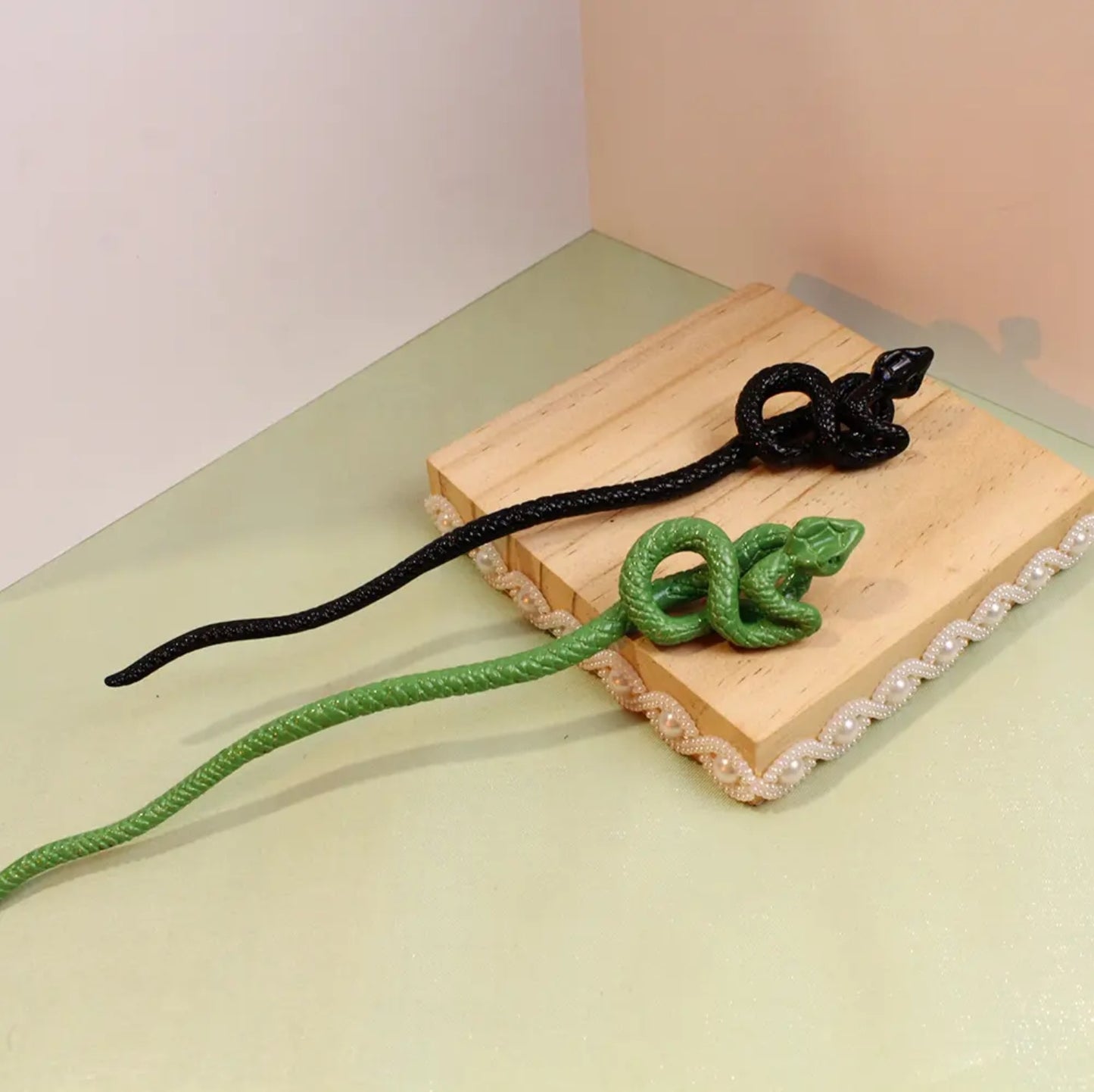 Chic Bai Zhu Snake Twining Hair Stick Hairpin