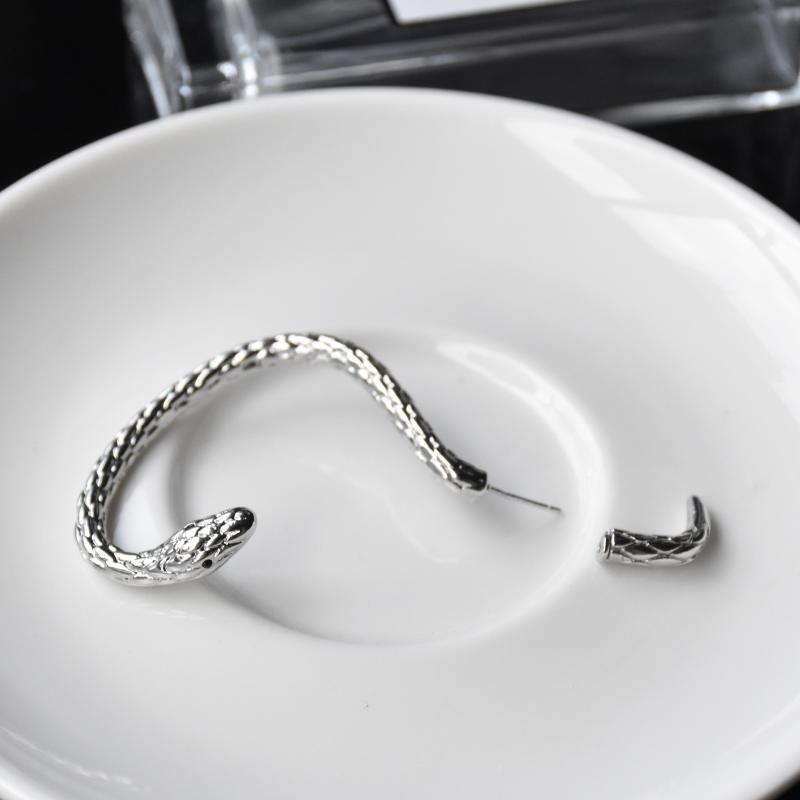 Designer Chic Silver Metal Snake Ear Stud